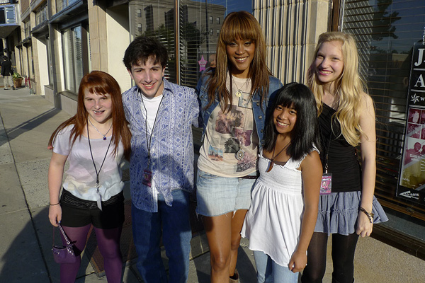 Shontelle posing for a group picture with four others